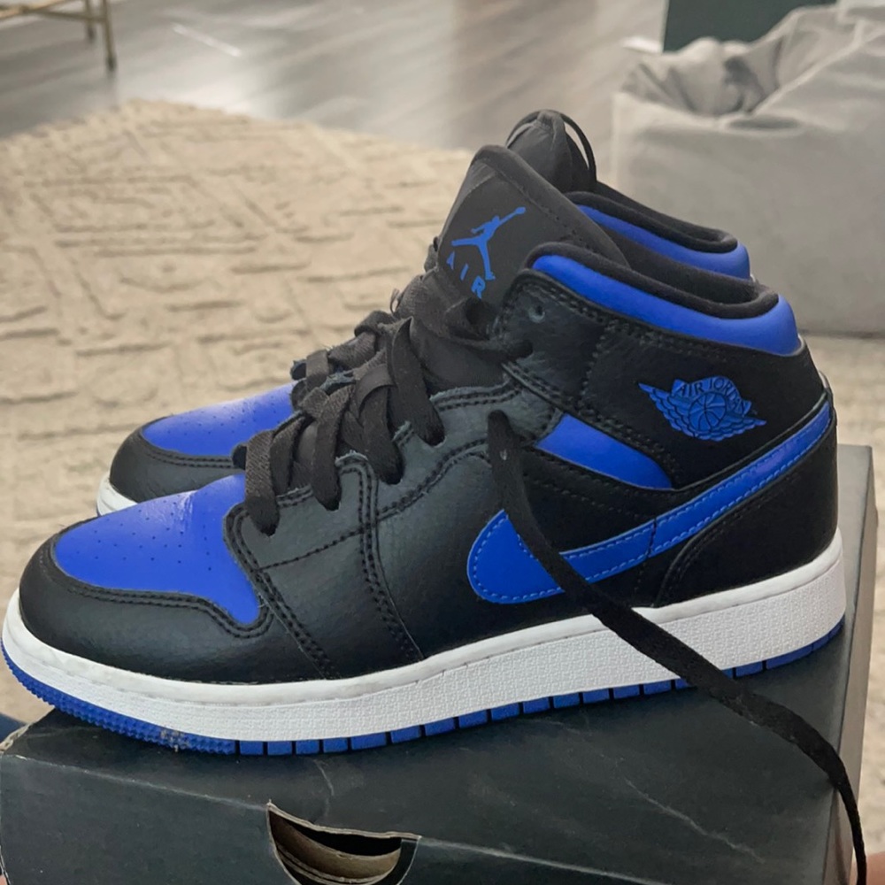 Air Jordan mid 1s